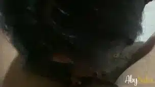 Le hago sexo oral a mi compañero de cuarto mientras lo seduzco con mis pies