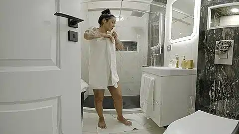 Mistress Kennya – Bdsm Vacation Fantasy Shower Peek