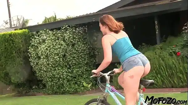 MOFOZO.com – This Is How To Pick Up A Model On A Bicycle