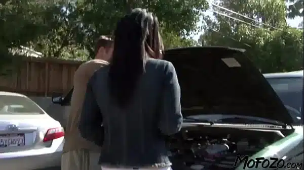 MOFOZO.com – This Is How To Pick Up A Waitress On A Parking Lot