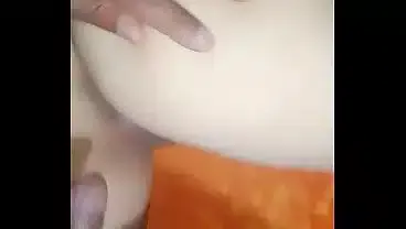 Convencí a mi vecina de cojer y me mueve su rico culito,le termino echando la leche en su espalda para no embarazarla