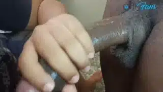 Yo tratándome la enorme y gruesa verga de mi vecino me saca toda la baba.
