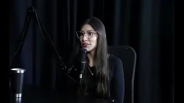 Ama a profissão de atendente, tinha contas secretas na pandemia, tem hábito de bater siririca antes de dormir e nunca teve problema com os clientes – Melina Khalifa (WATCH ON: SHEER/RED)