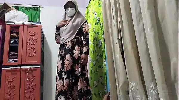 Bu guru pergoki murid sedang ngocok lalu di ajak ngentot