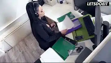 Curvy Latina Secretary Sees Him Walk In Sweaty… What Happens on That Desk Will Make You Cum