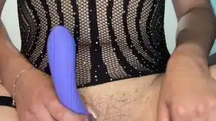 Cute morena se masturba hasta un orgasmo intenso