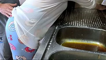 كفيل سعودي ينيك الخادمه المصريه في غياب زوجته