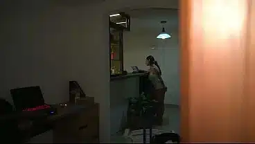 DESCUBRO A MI CUÑADA VIENDO PORNOGRAFIA! PARA NO CONTAR NADA ELLA TIENE QUE FOLLAR