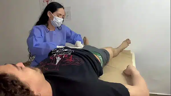 Doctora culona me la chupa en la consulta del hospital, me corro en sus manos.
