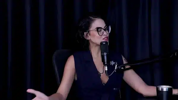 É dominatrix, começou por gostar de hentai, teve que colocar wasabi na buceta, e muitas dominadoras já foram submissas – Kali Kalifa (Dominatrix) | (WATCH ON: SHEER/RED)
