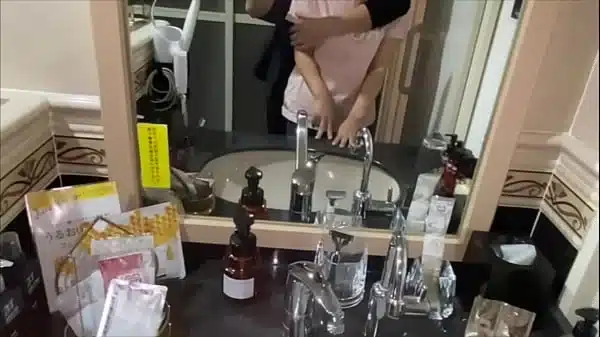彼氏の親友と浮気S◯Xでイキ狂う変態彼女