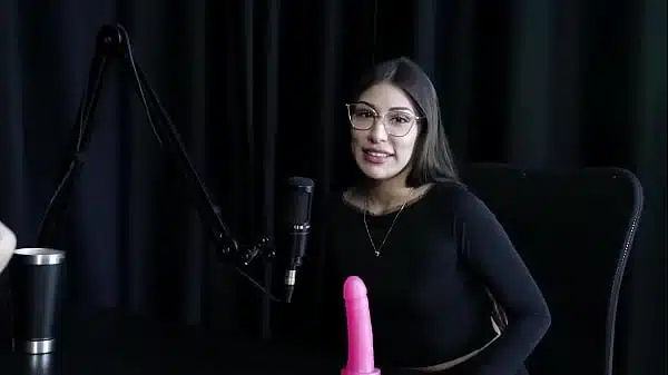 Gostosa mostra como se faz um bom boquete, beija a loira e mostra os lindos peitos – Melina Khalifa (WATCH ON: SHEER/RED)
