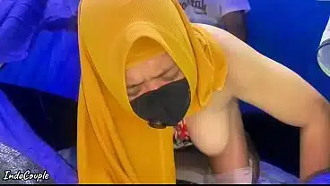 Istri muslim berhijab selingkuh sama kekasih rahasianya. Mereka berdua bercinta di dalam tenda kemping