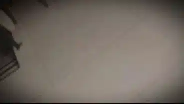 Jovencita pequeña se masturba con un pequeño dildo mientras es espiada por su hermanastro, chico es montado por su hermanastra y se corre con un senton
