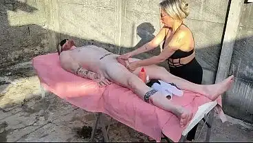 massagem nu ao ar livre com a loira gostosa