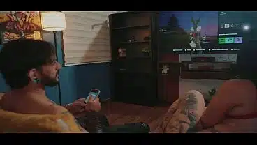 Me encanta saltar en su verga mientras juego videojuegos