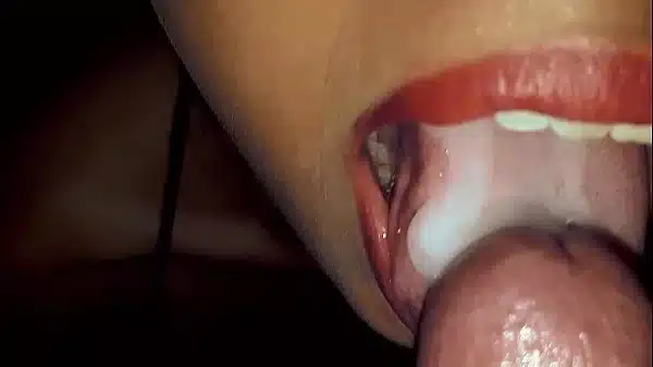 Recopilacion de corridas y leche en la boca de la zorra de mi vecina