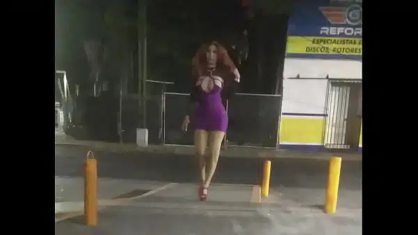 Sexy Gisa Estrada presumiendo en vestido morado para ser penetrada