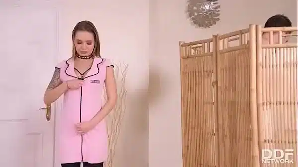 Teen Mia –  Massage