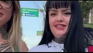 Chamei uma aluna no ponto de onibus para ser atriz porno! Nem esperou entrar dentro do carro e ja se pegamos nos beijos em publico . E fodemos gostoso dentro carro!