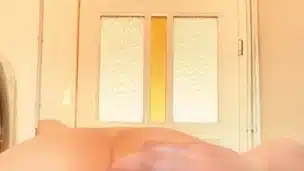 шлюшка суёт в себя огромный огурец