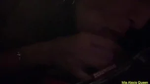 Dopo una serata in discoteca, fa un pompino veloce nel parcheggio