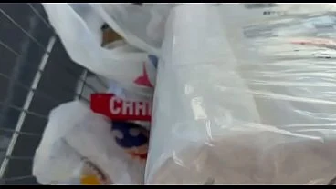 Encontrei uma moça saindo da escola no estacionamento do supermercado ofereci um chocolate pra ela foder comigo no carro ! Ela quis ir na minha casa pra foder e gozar dentro da bucetinha
