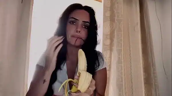 Esa morenaza es una tragona, se lo come todo