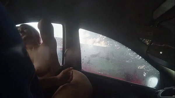 JOVENCITA CACHONDA ENTREGA EL CULO AL MEJOR AMIGO DE SU NOVIO CUANDO LE DIO UN AVENTON A SU CASA – SEXO EN EL COCHE