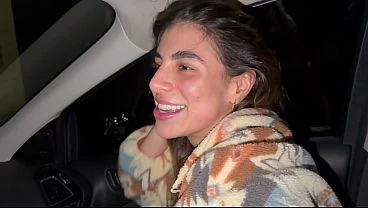 Me da una BUENA MAMADA EN EL CARRO