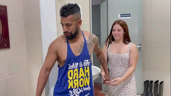 Meu colega de trabalho comeu minha esposa no vestiario da firma junto comigo