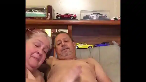 Mi esposa jugando con mi pinga; me saco la leche