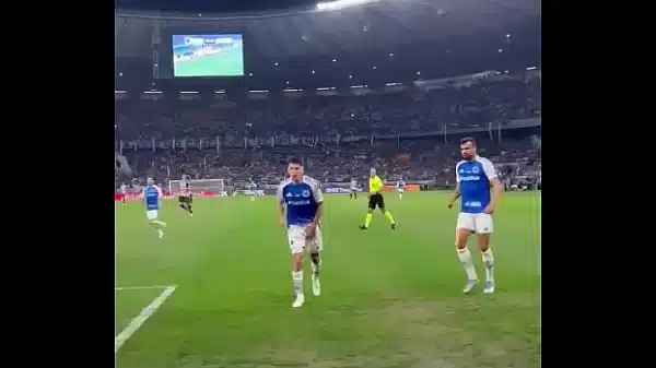 Neymar Jr fode novinho de seleção brasileira em partida de futebol