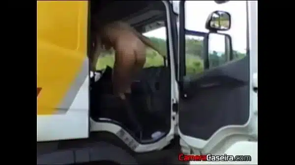 Ninfetinha indo Carona Nua