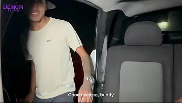 Petite Latina es seducida por su amigo para follar en el auto