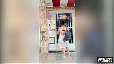 Saliendo de clases, fui a comprar en la bodega, pero un extraño me propuso coger a cambio de pagarme la mensualidad de la universidad.