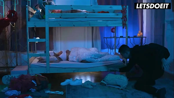 Slutty StepSisters Get Analyzed by Hostel Dude – LETSDOEIT