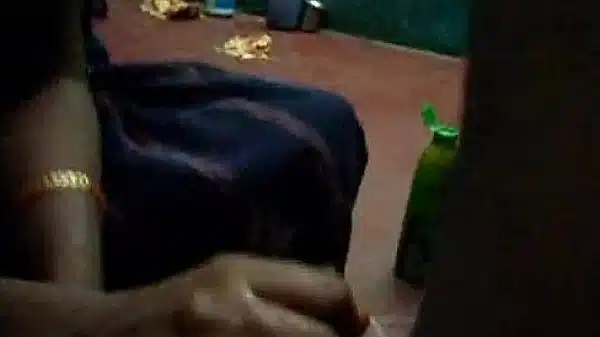 TAMIL AUNTY HOLDING THE THE COCK WITH VESSEL HOLDER AND GIVING VERY FUCKING OIL MASSAGE