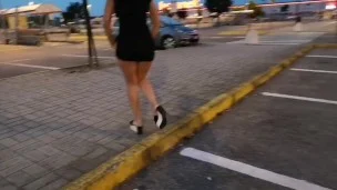 Va a fare la spesa e resta nuda nel parcheggio. Alexis Queen