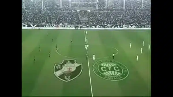 Vasco derrota o coritiba em são januario pelo placar minimo e fica a um passo de conquistar sua primeira copa do brasil
