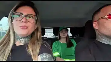 Estava passando no calçadão de osasco e molhei a gari so pra ver os biquinhos dela duro o tesão foi tão intenso que ela logo ficou de quatro pro meu marido para ele foder o bucetão dela !