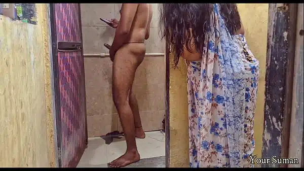 Indian Stepmom ne bathroom me dekha ladke ko hilate huya