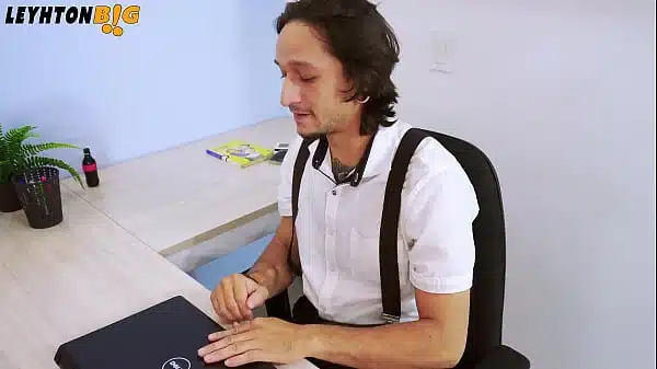 Me follo a la mujer de mi jefe en frente de mis compañeras de trabajo