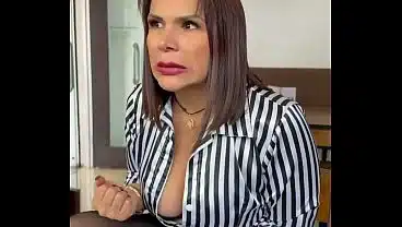 Me tomo un café con una madura colombiana influencer en la primera cita