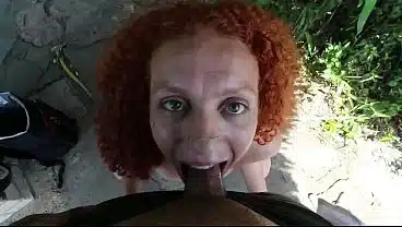 Ruiva Rabuda Chupa as Bolas do Sheik de Floripa na Trilha com Vista pro Mar e Senta Gostoso Até Levar Creampie
