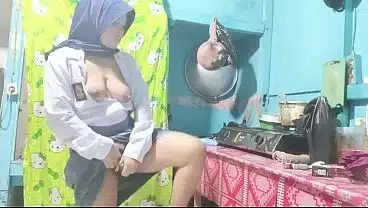 Siswi SMA colmek menggunakan timun di dapur