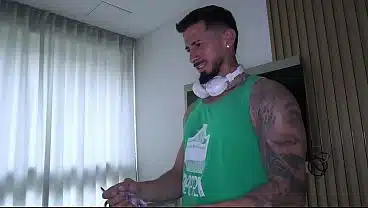 Two strangers rent the same hotel room.