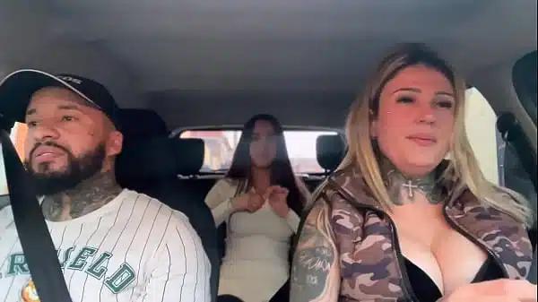 Uber pega passageira novinha que acabou de completar 18 anos siliconada com seu marido e acabam fazendo uma putaria dentro do Carro em São Paulo!Buceta mollhada