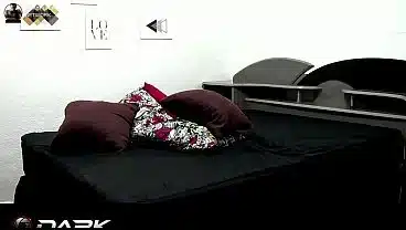 Une brune aux grosses fesses pleure sur la bite d’un homme bien doté.
