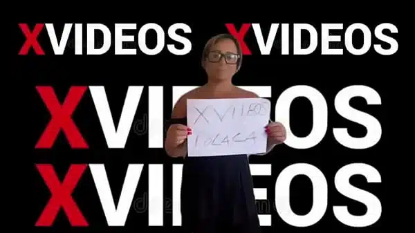 verificação da modelo do xvideos com ela segurando a placa